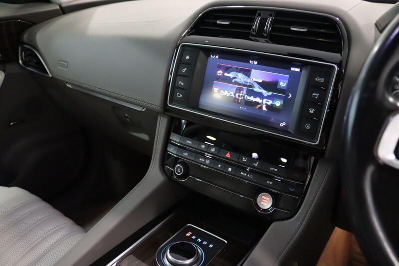 JAGUAR F-PACE 2.0 D180 Portfolio 2017